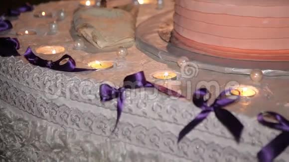 婚礼蛋糕上有蜡烛装饰视频的预览图