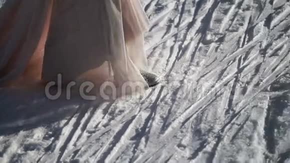 穿着长裙穿着银色鞋子的女人在冬日散步视频的预览图