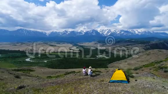 旅游帐篷露营在山上空中慢动作4k视频的预览图