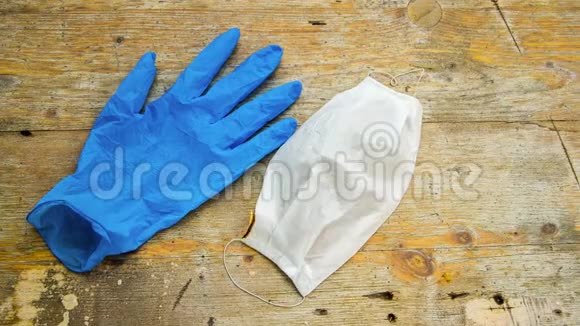 白色医用防护面罩带蓝色医用手套在使用后点燃作为对v进行彻底消毒的标志视频的预览图