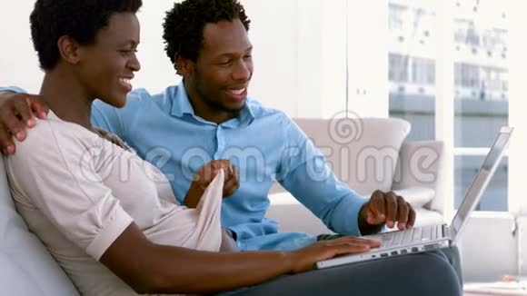 怀孕夫妇用笔记本电脑视频聊天视频的预览图