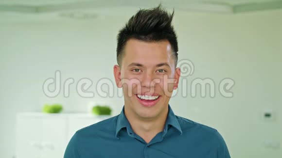 成功微笑商人的肖像视频的预览图