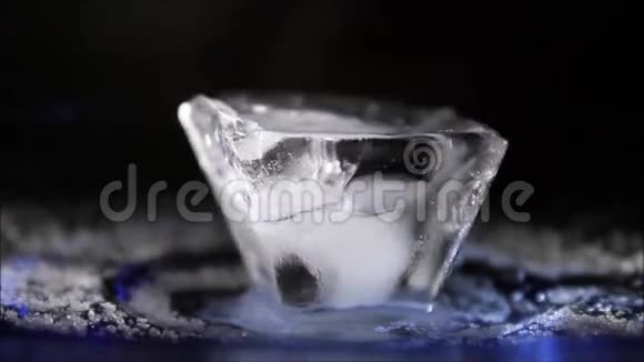 浮冰立方板暗背景视频的预览图