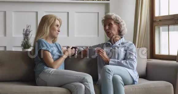 幸福的家庭老母亲和小女儿在家聊天视频的预览图