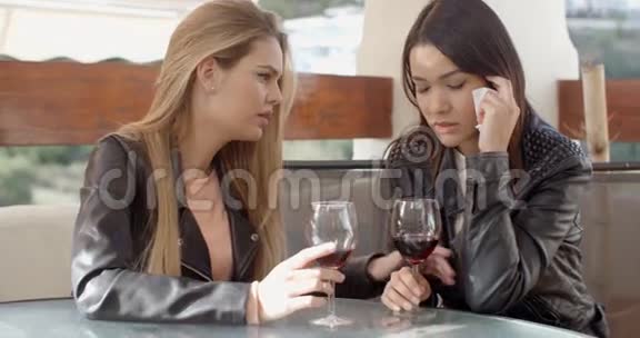 女人和哭泣的朋友喝酒视频的预览图