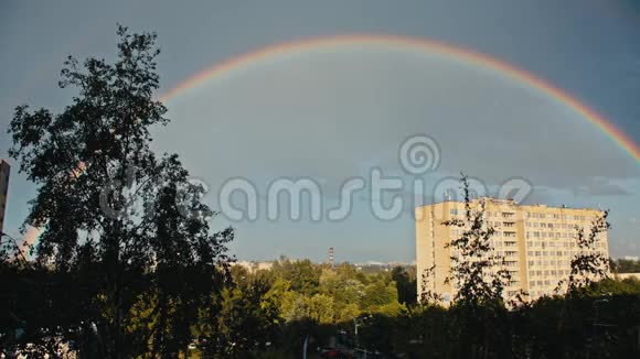 城市上空的彩虹雨和太阳视频的预览图
