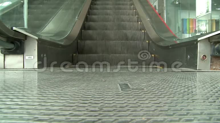 购物中心的自动扶梯视频的预览图