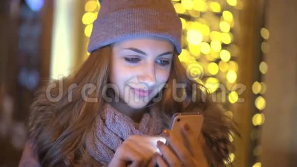 女孩在手机上聊天视频的预览图