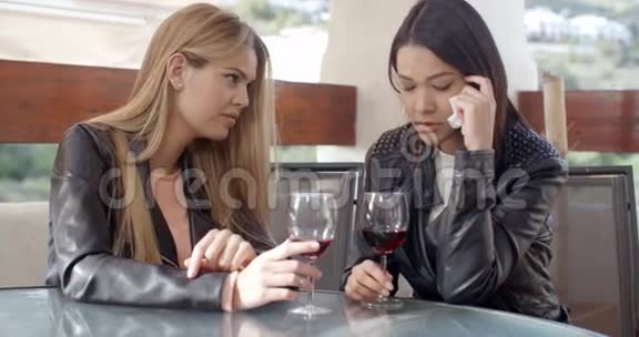 女人和哭泣的朋友喝酒视频的预览图