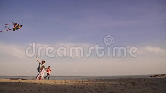 幸福的家庭在日落时放风筝大海上的早春孩子们花时间和父母在户外父亲视频的预览图