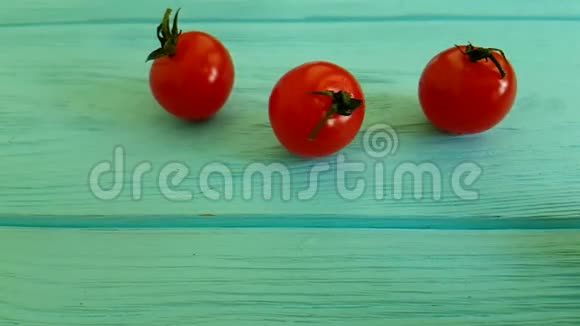 樱桃番茄在木制慢镜头上有机拍摄视频的预览图