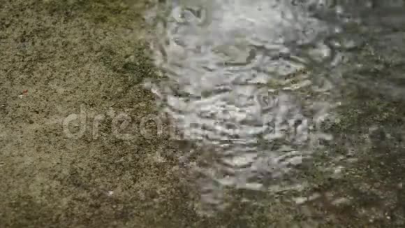 公园水泥地面上的雨滴和飞溅物视频的预览图