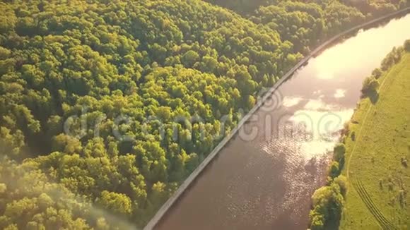 莫斯科河和菲力公园河堤在夏季阳光明媚的日子视频的预览图