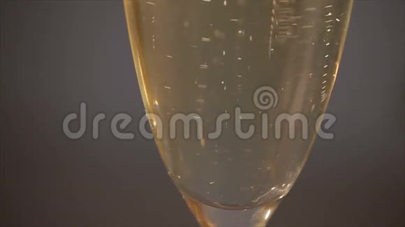 结婚戒指落入香槟杯视频的预览图