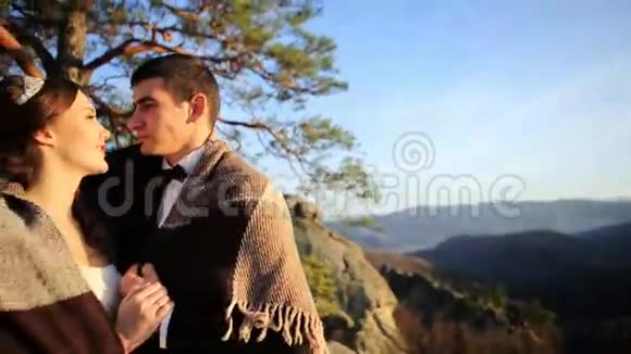 山里漂亮的婚礼情侣视频的预览图
