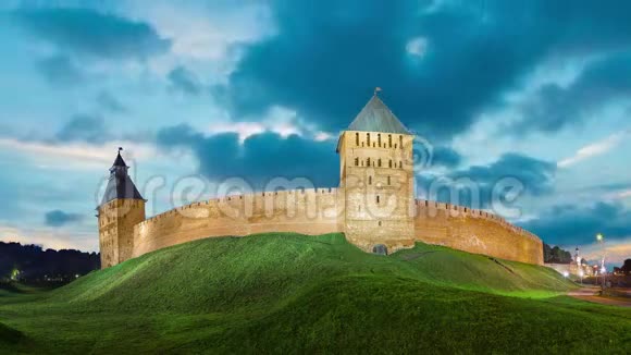 夜晚的诺夫哥罗德威力基的城墙和塔楼视频的预览图