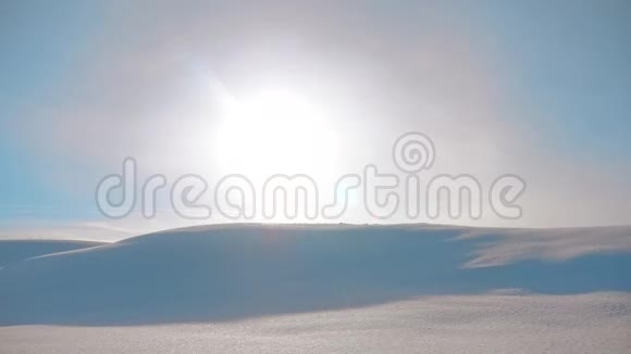 冬高雪季山顶积雪覆盖大风恶劣天气自然景观视频的预览图