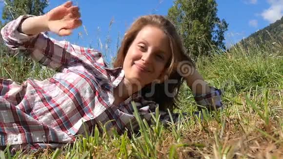 年轻的农场女孩躺在田野里视频的预览图
