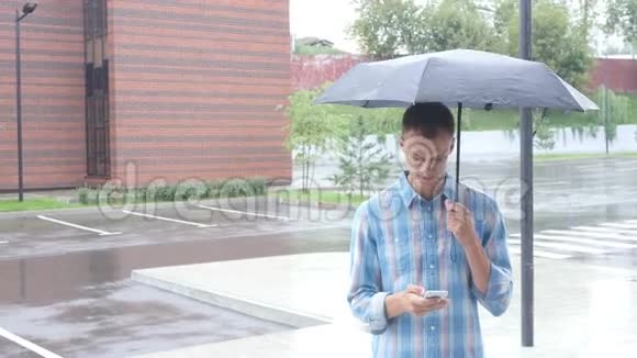 使用智能手机雨中撑伞视频的预览图