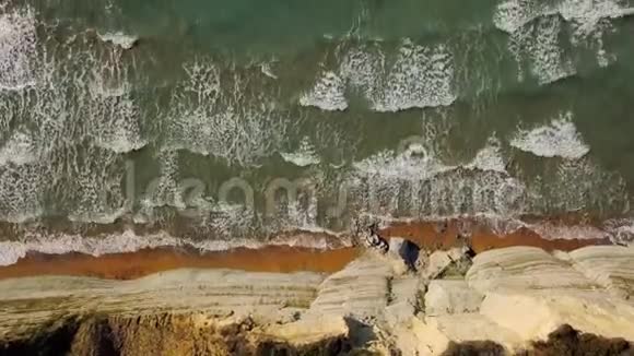 悬崖附近一片荒芜海滩的俯视图爱奥尼亚海的希腊海岸视频的预览图
