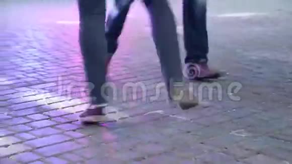 丹瑟的双腿在城市广场上表演林迪跳舞街头音乐日视频的预览图