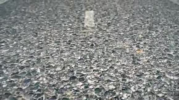 结构的沥青道路标线为车辆的移动特写动画道路黑暗覆盖视频的预览图
