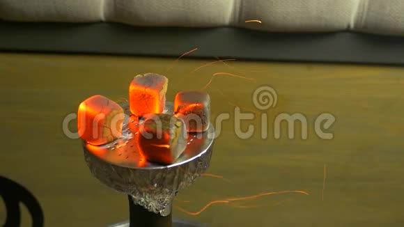 从燃烧的煤中喷出碗里有烟草亮晶晶的红椰子炭准备什沙又名视频的预览图