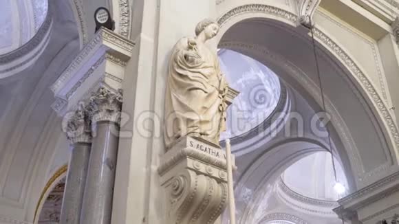 欧洲的古董纪念碑欧洲城市之一的古董雕塑库存古代著名的雕像视频的预览图