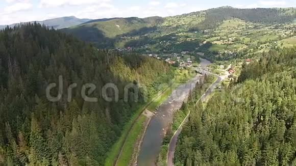 带桥的山路附近河流的鸟瞰图视频的预览图