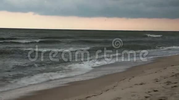 多云的天空越过海边灰色的天空海上恶劣天气视频的预览图