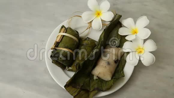 泰国甜点粥带香蕉叶包裹的粘米香蕉馅熟食视频的预览图