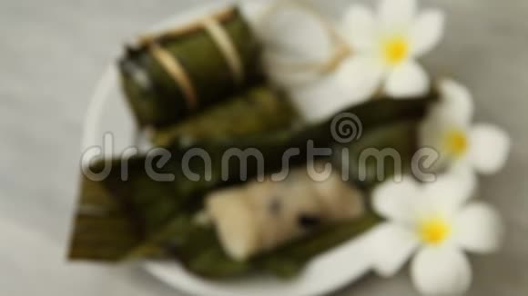 泰国甜点粥带香蕉叶包裹的粘米香蕉馅熟食视频的预览图