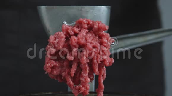 从绞肉机里取出新鲜的碎肉视频的预览图
