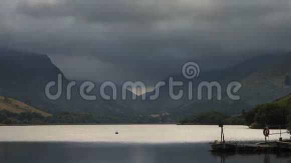 北威尔士的风景湖视频的预览图