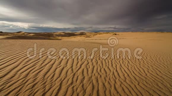沙丘上方沙漠中的云视频的预览图