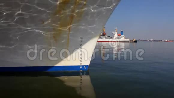 一艘货船停靠在港口视频的预览图