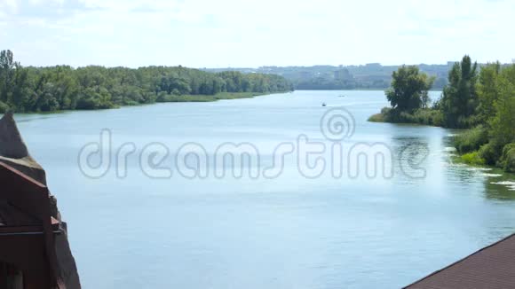 阳光明媚的夏日里的河流太阳在河上的反射视频的预览图