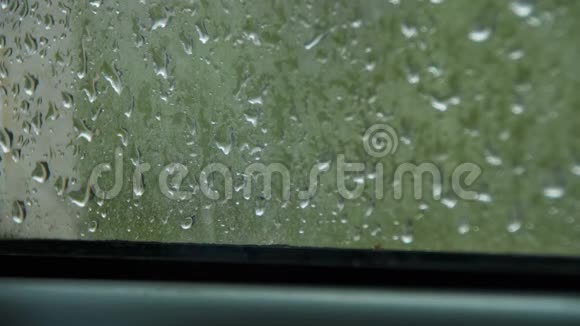 窗户上的雨滴和塑料窗户后面的雨视频的预览图