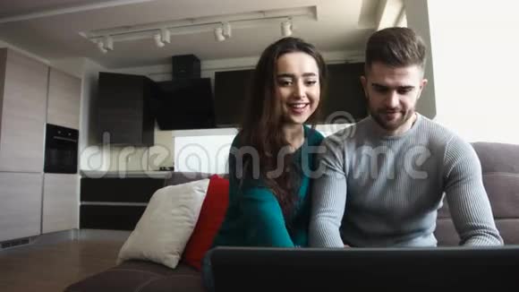 漂亮的一对通过互联网购物男人亲吻他的女朋友在室内视频的预览图