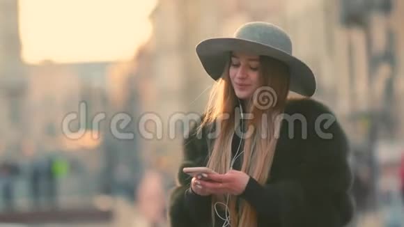 阳光明媚的美女用手机视频的预览图