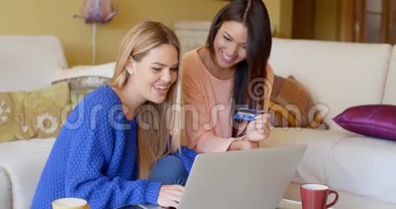 两个年轻学生共用一台笔记本电脑视频的预览图