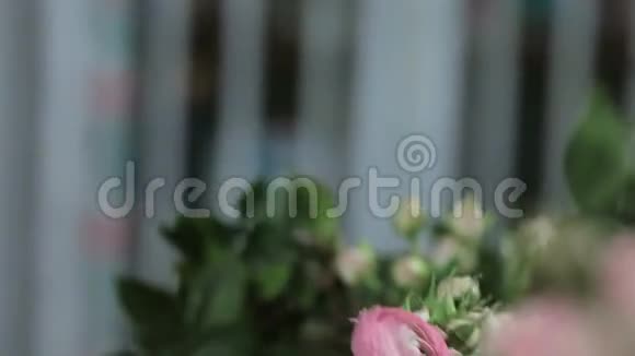 花匠用小玫瑰做花冠特写视频的预览图