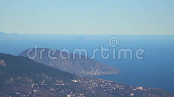 从艾佩特里山顶俯瞰阿玉大山视频的预览图