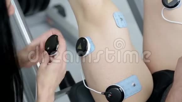 肌肉刺激机体育活动和健身的创新技术视频的预览图
