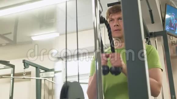 在健身房做三头肌锻炼的男人视频的预览图
