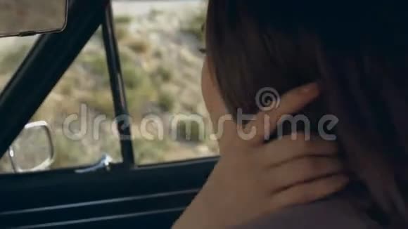 女孩纠正她的头发在车里照镜子视频的预览图