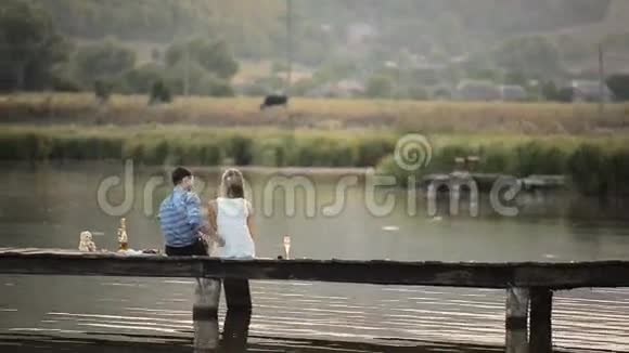 恋人们在湖边喝香槟视频的预览图