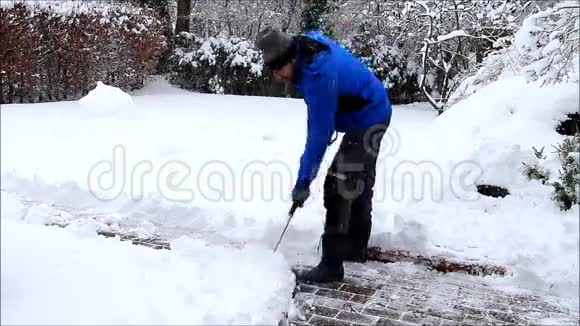 人用铲子清理深雪视频的预览图