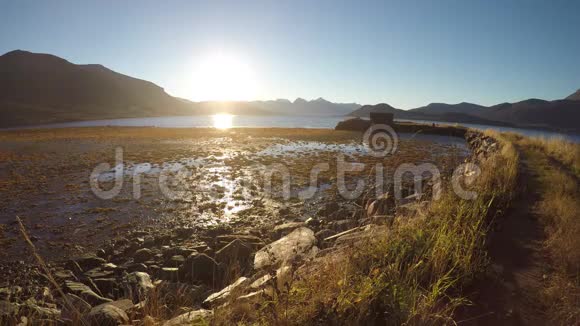 美丽的日出在强大的峡湾和山景之上视频的预览图