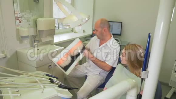 他的女性客户的专业男性牙医正畸医生视频的预览图